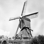 843242 Gezicht op de Hollandse wipmolen van Spengen, ('De Spengense Molen', Wagenkade 72) te Kockengen.